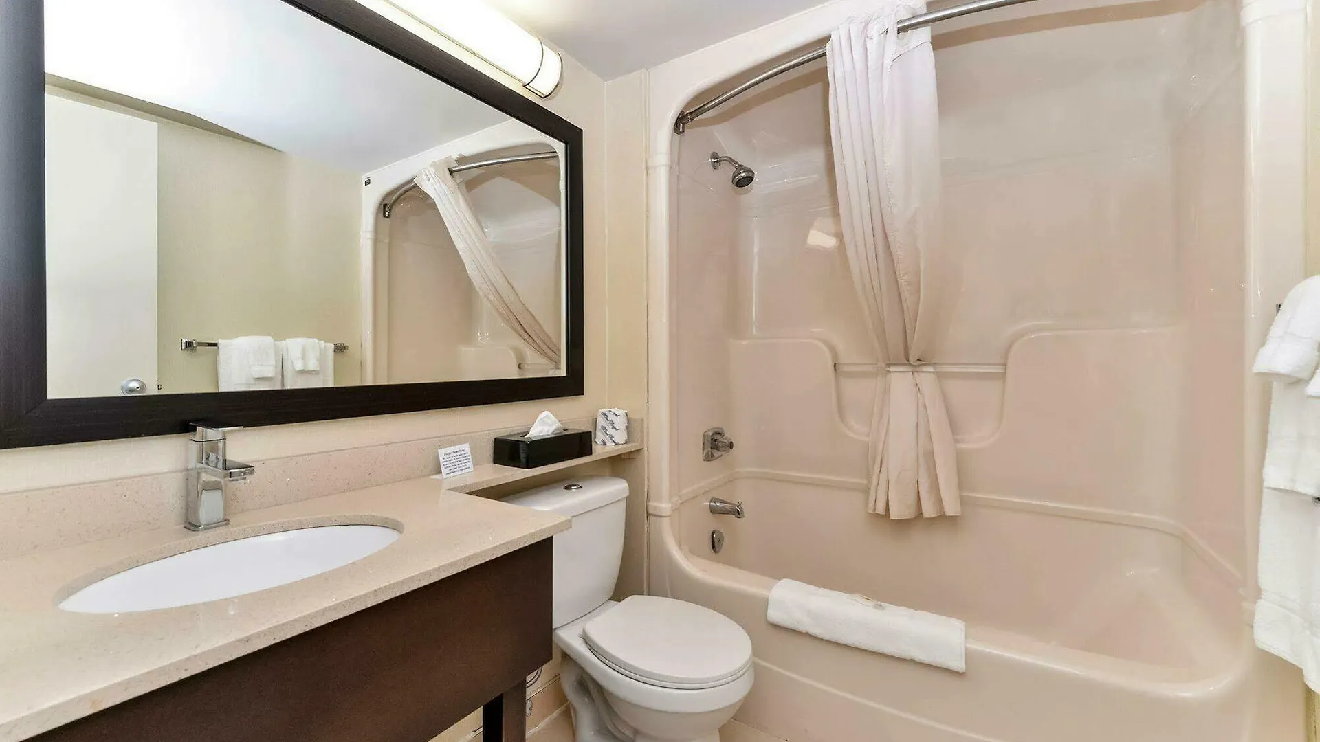 Comfort Inn Brampton 2*,